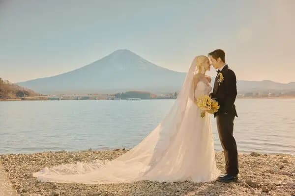 陈汉典与LULU在富士山前拍摄的浪漫依偎婚纱照