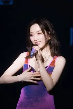 阎奕格巡演期间体验各地文化展现多变魅力