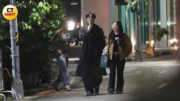 小玉与女子走出酒吧时,保持着微妙距离的画面