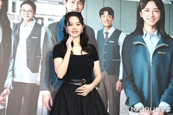 王真琳在活动现场接受采访,分享拍戏期间体重飙升的尴尬趣事